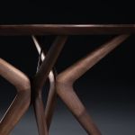 Das kunstvoll gestaltete Gestell macht den Esstisch LAKRI ROUND von Artisan zu einem echten Blickfang und sorgt für die notwendige Stabilität Artisan LAKRI ROUND TABLE - Design Esstisch rund aus Massivholz