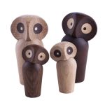 Charmante Eulenfamilie mit den unterschiedlich großen Holzfiguren OWL von architectmade in Eiche natur und Eiche geräuchert Eulen aus Holz in Eiche - OWL von Paul Anker für architectmade