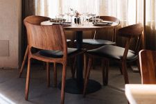 Einladende Sitzgruppe mit dem Stuhl LATUS aus Massivholz von Artisan Stuhl aus Massivholz Latus Chair von Artisan