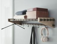 vielseitige Garderobe mit Hutablage aus Holz MOODRACK von Roon & Rahn