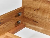 Das Massivholz Bett FLY von Sixay ist standardmäßig mit Metallverbindungen ausgestattet - Holzverbindungen sind im Fall des Bettes FLY nicht möglich Detail Massivholz Bett mit schwebendem Gestell - FLY von Sixay