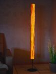 Im eingeschalteten Zustand scheint das Licht warm durch den Leuchtenschirm aus lebendig gemasertem Holzfurnier und sirgt für eine behagliche Atmosphäre LeuchtNatur COLUMNA Stehleuchte Säule dimmbar in Nussbaum Schwarz