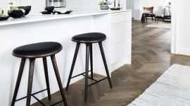 Gepolsteter Barhocker in Holz und Leder - Designklassiker HIGH STOOL von Mater