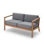 2-Sitzer Outdoor Sofa VIRKELYST von Skagerak aus FSC-zertifiziertem Teakholz mit grauen Polstern Outdoor Sofa aus Holt in Teak - VIRKELYST 2-SEATER von Skagerak