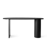 In der dunklen Ausführung aus geöltem Eichenholz und schwarzem Stahl wirkt der Schreibtisch THE ECLIPSE DESK von Audo Copenhagen besonders edel Design-Schreibtisch aus Holz und Stahl in Eiche dunkel geölt The Eclipse Desk von Menu