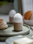 Auf der Oberfläche der Eierbecher EGG ME von EKTA Living ist die natürlich schöne Maserung des Holzes deutlich sichtbar Hochwertiger Holz Eierbecher Egg Me von Ekta Living