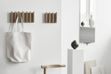 Kleine Wandgarderobe aus Holz in Eiche - COLUMN COAT RACK von Kristina Dam