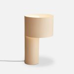 Elegante Tischleuchte TANGENT TABLE LAMP von WOUD in der Variante Desert Sand Elegante Tischleuchte in Desert Sand - Die Tangent Table Lamp von Woud