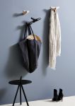 In Kombination der Design Wandhaken TAIL WING HOOK und dem Beistelltisch COME HERE von WOUD entsteht ein modern gestalteter Eingangsbereich WOUD - TAIL WING HOOK Wandhaken aus Holz für die Garderobe