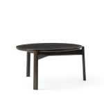 Runder Wohnzimmertisch aus Holz dunkel lackiert mit einem Durchmesser von 70 cm - PASSAGE LOUNGE TABLE von Audo Copenhagen 