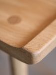 Thekenhocker aus Holz in Eiche im Detail Scala Bar Stool 64cm von Ekta Living