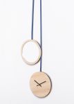 Die Wanduhr PENDULE mit Spiegel im stylischen Pendel-Look mit Textilband in marineblau Wanduhr aus Holz mit Spiegel und Textilband in Pendeloptik - PENDULE von Drugeot Manufacture