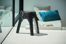 Der schwarze Hocker ROOTS von Jan Kurtz ist echtes Unikat und zieht im eigenen Zuhause mit Sicherheit alle Blicke auf sich schwarzer Hocker Beistelltisch aus Holz - ROOTS von Jan Kurtz