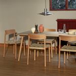 In Kombination des Stuhls BETTY TK1 von &tradition mit ähnlich gestalteten Tischen entstehen einladende Sitzgruppen im dänischen Design &tradition - BETTY TK1 Stuhl mit gewebter Sitzfläche im Esszimmer