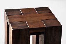 Detailansicht des Massivholzhockers TAURUS von vitamin design in Nussbaum geölt Hocker aus Holz in Nussbaum geölt TAURUS von vitamin Design