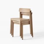 Besonders zu betonen ist die Stapelfunktion des Stuhls BETTY TK2 - bis zu acht Stühle können ohne Weiteres übereinander gestapelt werden.  stapelbarer Holzstuhl aus Eiche - BETTY TK2 von &tradition