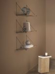 In dem Wandregal LOOP SHELF aus hochwertigem Eichenholz von We Do Wood können persönliche Gegenstände stilvoll in Szene gesetzt werden Design Wandregal aus Holz LOOP SHELF von We Do Wood