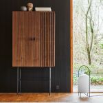 Elegantes Wohnraum-Setting mit dem Highboard ARRAY von WOUD in Walnuss WOUD - ARRAY Highbiard aus Holz in Walnuss mit Metallgestell