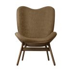 Lounge Sessel aus Holz in Eiche dunkel mit Sugar Brown Bezug - A CONVERSATION PIECE TALL LOUNGE CHAIR von UMAGE