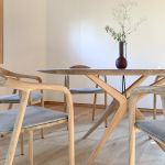 Die runde Tischplatte wurd von einem kunstvollgestalteten Gestell aus Massivholz getragen Esstisch rund aus Massivholz in Eiche - LAKRI ROUND TABLE von Artisan