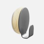 Design Wandhaken HAAK von WOUD aus Eichenholz mit grauer Metalloberfläche Wandhaken im dänischen Design aus Holz und Metall grau - HAAK HOOK von WOUD
