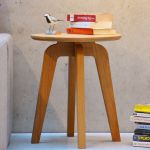 Die vier Beine des Beistelltischs DWELLER von Jan Kurtz, verleihen dem Möbel einen festen Stand Jan Kurtz DWELLER - Beistelltisch aus Holz in rund