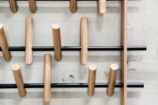 Detailansicht der klappbaren Garderobenhaken der Wandgarderobe COAT FRAME aus Bambus Holz  We Do Wood COAT FRAME - Wandgarderobe mit klappbaren Garderobenhaken als Detailansicht