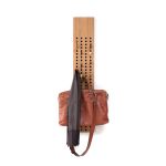 Moderne Design Garderobe SCOREBOARD mit individuell versetzbaren Haken aus Holz von We Do Wood - Abbildung in Eiche geölt SCOREBOARD von We Do Wood - Design Garderobe in Eiche mit Haken aus Holz