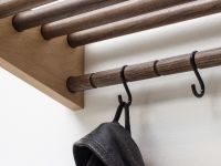 Detail der Wandgarderobe MOODRACK von Roon & Rahn mit S-förmigen Haken zur Aufhängung von Jacken und Mänteln Detail der Wandgarderobe des Garderobensets auch Eiche - MOODRACK von Roon & Rahn