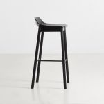 Seitenansicht des Design Barstuhls MONO mit Lehne von WOUD in Eiche, schwarz lackiert Seitenansicht Design Barstuhl mit Lehne aus Holz Eiche schwarz - MONO von WOUD