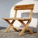 Seitenansicht der Sitzbank aus Holz im rustikalen Design von Jan Kurtz - MERAN