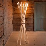 Dank ihres klaren Designs und ihrer Robustheit kommt die Design Garderobe MARILYN von keilbach nicht nur in privaten, sondern auch in öffentlichen Räumen wie Büros, Cafés und Restaurants zum Einsatz Designer Garderobe aus Holz - MARILYN von keilbach