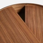 Detailansicht der beiden frei beweglichen Tischplatten, die sich flexibel verschieben lassen, um den versteckten Stauraum des Beistelltisches ARC SIDE TABLE von WOUD für sich zu nutzen Detail Beistelltisch mit Stauraum aus Holz in Walnuss - ARC SIDE TABLE von WOUD