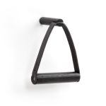 Das Lederband des Toilettenpapierhalters TOILET PAPER HOLDER von by Wirth ist farblich hervorragend auf das schwarz lackierte Eichenholz abgestimmt Toilettenpapierhalter aus Holz für die Wand aus Eiche - TOILET PAPER HOLDER von by Wirth