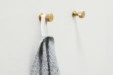 Runder Design Wandhaken aus Messing oder Stahl - ANGLE BRASS HOOK von FORM & REFINE