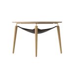 Den modernen Couchtisch HANG OUT aus hellem Eichenholz und Stahl von UMAGE ergänzt wahlweise eine praktische Ablage-Tasche aus Kunstleder  Couchtisch aus Holz in Eiche geölt - Hang Out Coffee Table von Umage