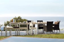 Schöne Sitzlandschaft mit den Gartentischen QUADRAT aus Holz und Aluminium  Jan Kurtz QUADRAT - Gartentisch mit Aluminium