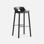 Dänischer Design Barstuhl MONO mit Lehne von WOUD in Eiche, schwarz lackiert Design Barstuhl mit Lehne aus Holz in Eiche schwarz - MONO BAR STOOL von WOUD