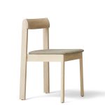 Stapelstuhl aus Holz gepolstert in Eiche, weiß geölt - Der Blueprint Chair von Form and Refine