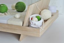 Das moderne Bett SOMNIA in Eiche gekalkt für einen natürlichen Holz-Look im Schlafzimmer Bett Holz in Eiche gekalkt SOMNIA von vitamin design