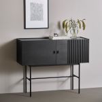 Ton in Ton wirkt das Sideboard ARRAY von WOUD in schwarz lackierter Eiche mit schwarzem Metallgestell besonders elegant WOUD - ARRAY Sideboard in schwarz mit Metallgestell (120 cm breit)