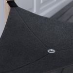 Unter der Tischplatte des Couchtisches HANG OUT von UMAGE kann eine spezielle Tasche wie eine Hängematte befestigt werden, die als zusätzliche Ablage dient Umage Hang Out Couchtisch aus Holz mit Hängematte