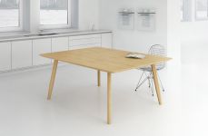 Der moderne Massivholztisch AETAS kann als Esstisch in der Küche oder auch als Konferenztisch im Büro hervorragend eingesetzt werden Esszimmertisch massiv in Eiche geölt AETAS von vitamin design