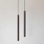 Klare Linien, ausgewählte Materialien und eine hochwertige Verarbeitung kennzeichnet die Design Pendelleuchte CHIMES TALL von UMAGE CHIMES TALL von UMAGE - Design Pendelleuchte schmal aus Holz mit LED