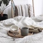 Die Holzschale LUNA von applicata in Eiche Natur eignet sich auch gut als Frühstückstablett im Bett Holzschale in Eiche Natur - LUNA von applicata