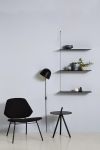Design-Wandregal STEDGE SHELF in Eiche schwarz lackiert mit Beistelltisch COME HERE von Woud