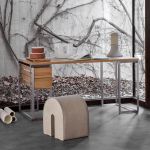Der moderne Design Schreibtisch OUTLINE DESK von Kristina Dam entstand aus der Sehnsucht nach einem minimalistischen und einladenden Arbeitsplatz. Outline Desk von Kristina Dam - Schreibtisch im modernen Design aus Eiche