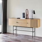 Ob im Büro, im Wohnzimmer oder im Eingangsbereich: das Sideboard ARRAY von WOUD wertet den jeweiligen Raum funktional und ästhetisch auf WOUD - ARRAY Sideboard aus Holz in Eiche und Metall (180 cm breit)