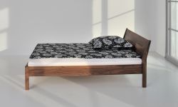 Seitenansicht von dem Bett VILLA in der Variante Amerikanischer Nussbaum Queen Bett amerikanischer Nussbaum VILLA von vitamin design