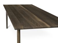 Auf der Oberfläche des Esstisches ARV von Brdr. Krüger ist die lebendige Maserung des Eichenholzes besonders deutlich sichtbar Esstisch in Eiche geräuchert 240 cm lang im dänischen Design - ARV von Brdr. Krüger